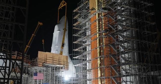 El transbordador espacial Endeavor se eleva para su exhibición en configuración de lanzamiento en el Museo de Ciencias de Los Ángeles. entretenimiento nacional